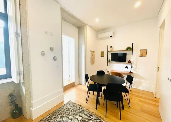 Central, Junto A Praca Da Batalha - F