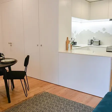 Central, Junto A Praca Da Batalha - F