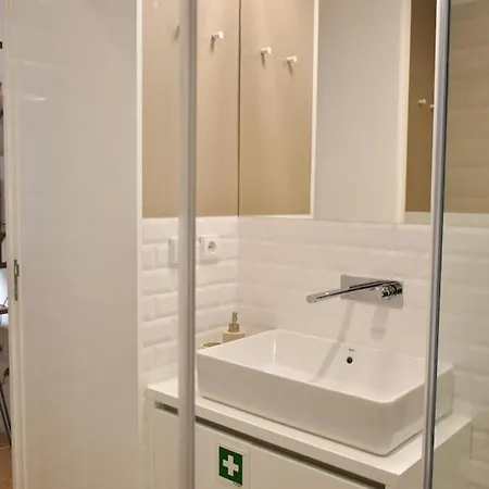 Central, Junto A Praca Da Batalha - F * Porto