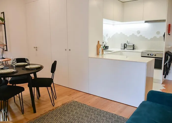 Central, Junto A Praça Da Batalha - F